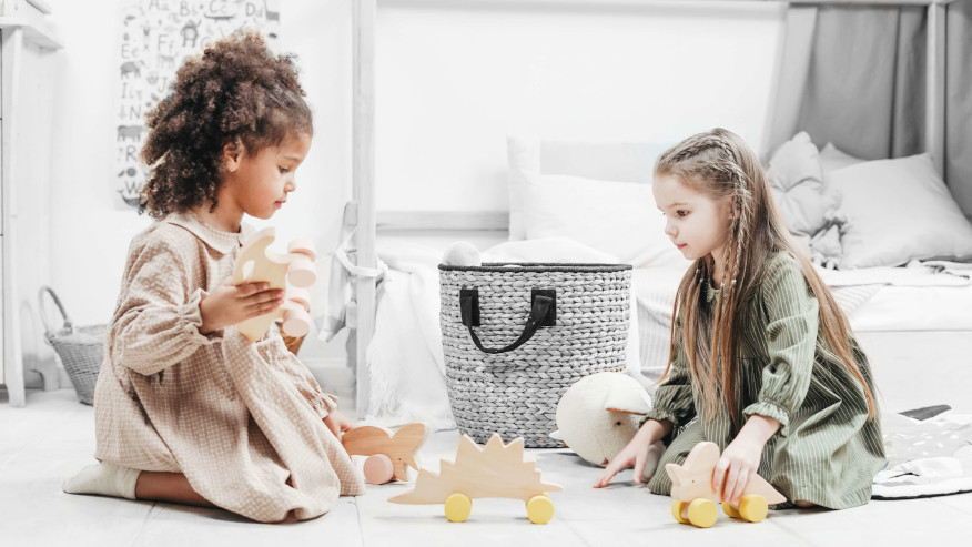 Enfants qui jouent aves des jouets en bois 